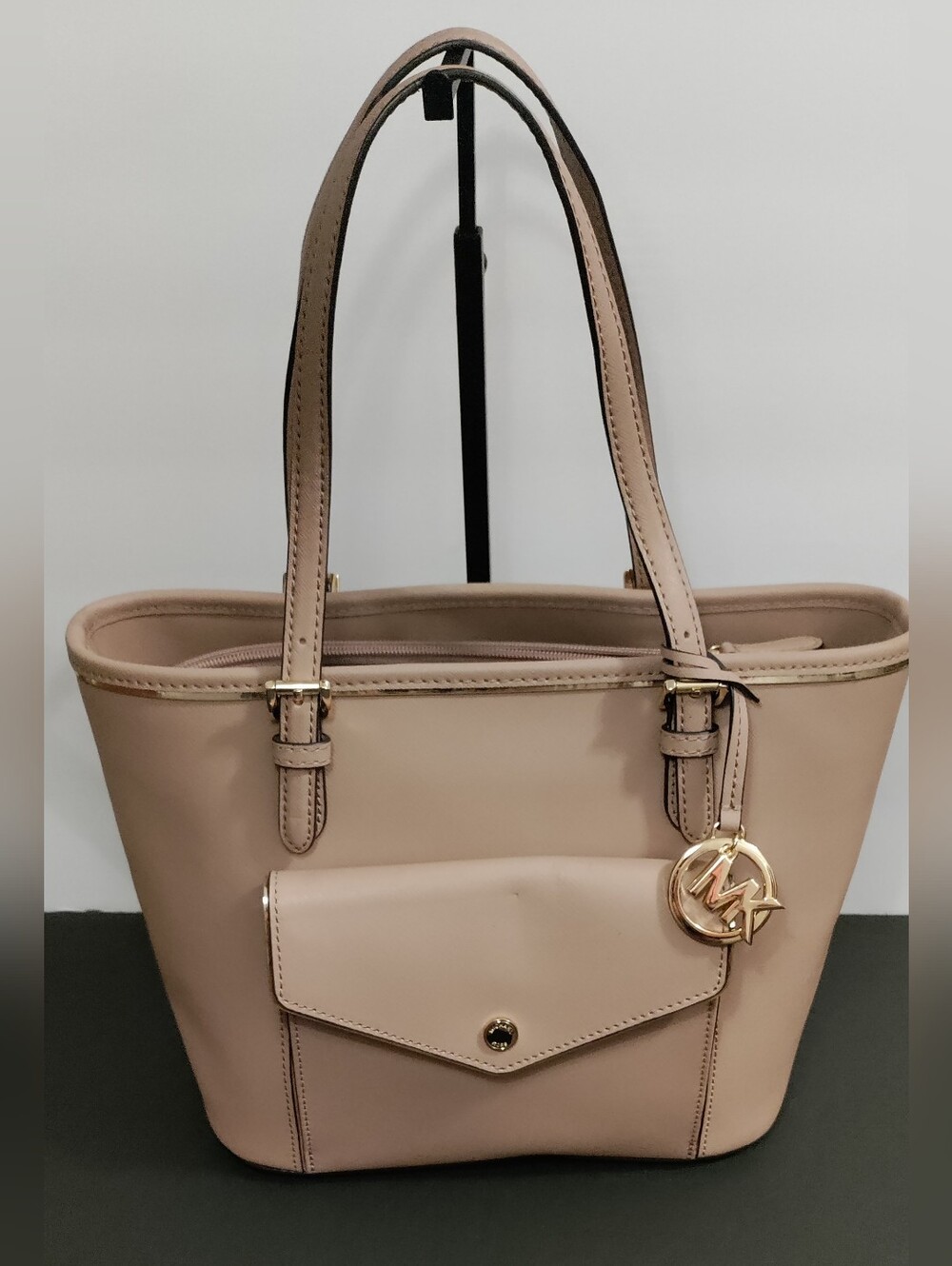 Michael Kors
Jet Set Medium Pocket Tote Saffiano Leather